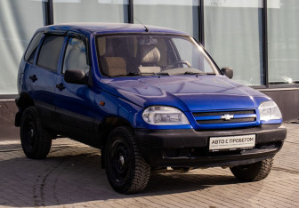 Подержанный автомобиль Chevrolet Niva 2006 года (7 фото)