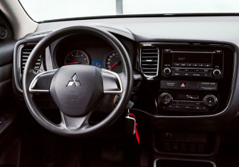 Подержанный автомобиль Mitsubishi Outlander 2018 года (17 фото)
