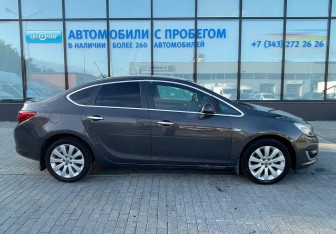 Подержанный автомобиль Opel Astra Hatchback 2013 года (6 фото)