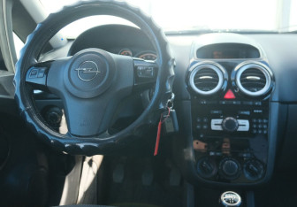 Подержанный автомобиль Opel Corsa 2007 года (10 фото)