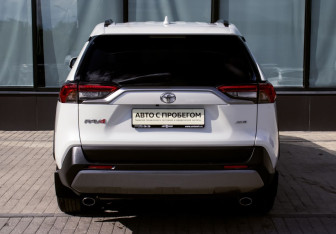 Подержанный автомобиль Toyota RAV4 2020 года (4 фото)