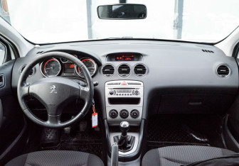 Подержанный автомобиль Peugeot 408 2014 года (12 фото)