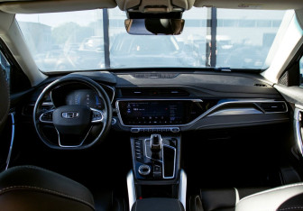Подержанный автомобиль Geely Atlas Pro 2021 года (18 фото)