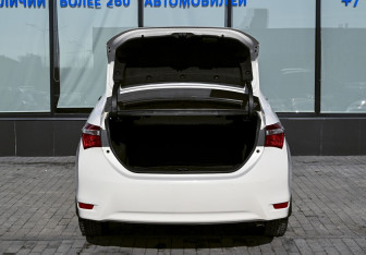 Подержанный автомобиль Toyota Corolla Sedan 2013 года (19 фото)