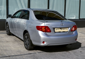Подержанный автомобиль Toyota Corolla Sedan 2007 года (3 фото)