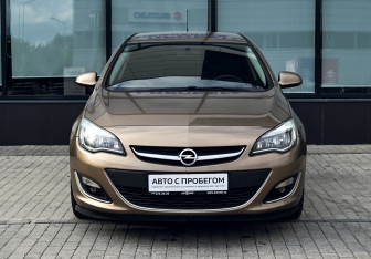 Подержанный автомобиль Opel Astra Hatchback 2012 года (8 фото)