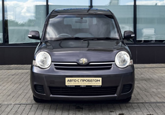Подержанный автомобиль Toyota Sienta 2010 года (8 фото)