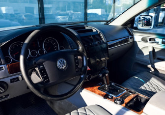 Подержанный автомобиль Volkswagen Touareg 2003 года (12 фото)