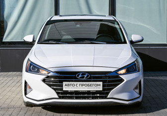 Подержанный автомобиль Hyundai Elantra Sedan 2019 года (8 фото)