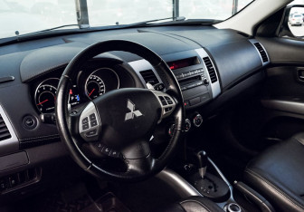 Подержанный автомобиль Mitsubishi Outlander 2012 года (16 фото)