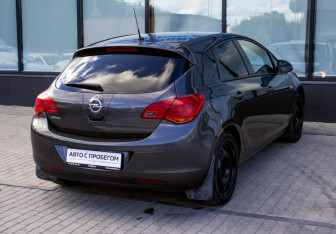 Подержанный автомобиль Opel Astra Hatchback 2011 года (5 фото)