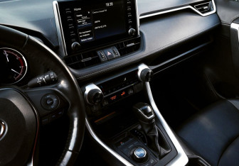 Подержанный автомобиль Toyota RAV4 2022 года (15 фото)
