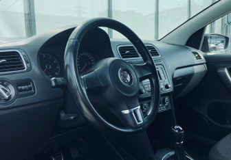Подержанный автомобиль Volkswagen Polo Sedan 2013 года (9 фото)