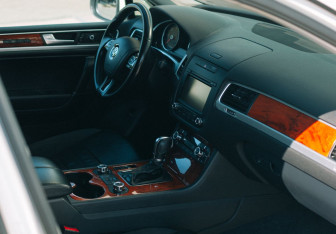 Подержанный автомобиль Volkswagen Touareg 2011 года (11 фото)