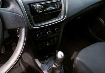 Подержанный автомобиль Renault Logan Sedan 2015 года (11 фото)