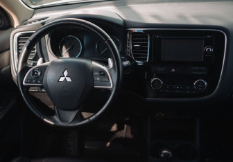 Подержанный автомобиль Mitsubishi Outlander 2012 года (10 фото)