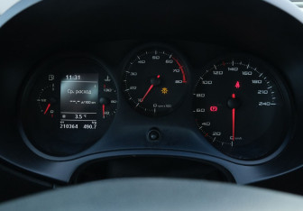 Подержанный автомобиль SEAT Leon Hatchback 2012 года (15 фото)