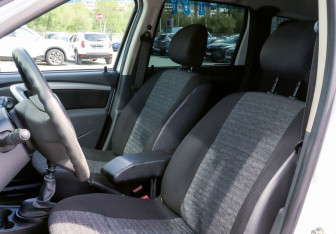Подержанный автомобиль Renault Duster 2012 года (14 фото)