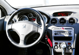 Подержанный автомобиль Peugeot 308 Hatchback 2011 года (17 фото)
