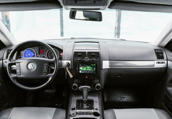 Подержанный автомобиль Volkswagen Touareg 2006 года (12 фото)