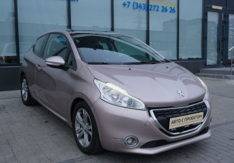 Подержанный автомобиль Peugeot 208 2013 года (7 фото)