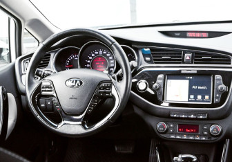 Подержанный автомобиль Kia Ceed Hatchback 2018 года (18 фото)