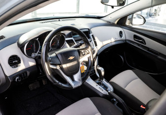 Подержанный автомобиль Chevrolet Cruze Sedan 2011 года (10 фото)