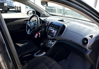 Подержанный автомобиль Chevrolet Aveo Hatchback 2014 года (20 фото)