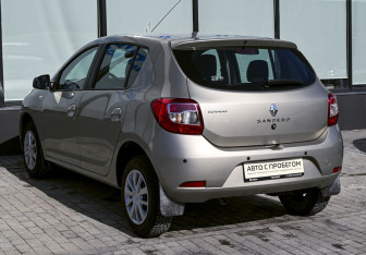 Подержанный автомобиль Renault Sandero 2018 года (3 фото)