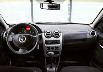 Подержанный автомобиль Renault Sandero 2012 года (14 фото)