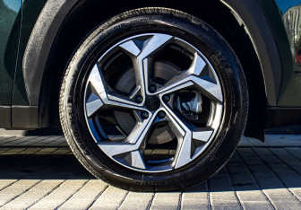 Подержанный автомобиль Geely Atlas 2024 года (23 фото)