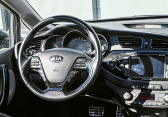 Подержанный автомобиль Kia Ceed Hatchback 2015 года (17 фото)