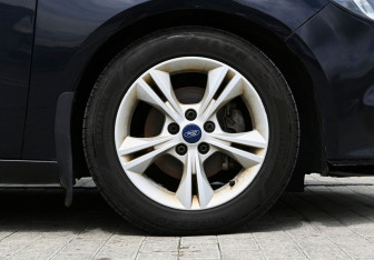 Подержанный автомобиль Ford Focus Sedan 2011 года (22 фото)