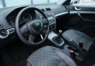 Подержанный автомобиль Skoda Octavia Liftback 2012 года (9 фото)