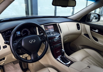 Подержанный автомобиль Infiniti QX50 2017 года (15 фото)