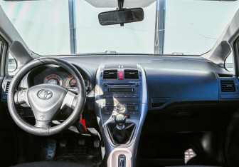 Подержанный автомобиль Toyota Auris Hatchback 2009 года (17 фото)