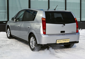 Подержанный автомобиль Toyota Opa 2001 года (3 фото)